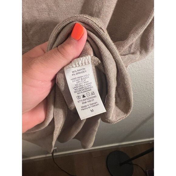 NWT vneck light weight putty color shirt size M - Picture 3 of 4